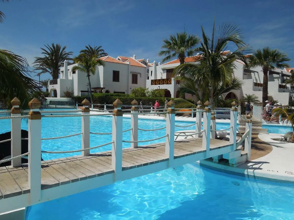 ארונה Two Bedroom Beachfront Apartment No 3 With Sea-View, Heated Pool, Close To The Sea
