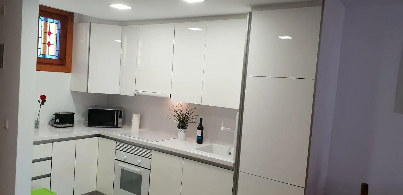 ארונה Two Bedroom Beachfront Apartment No 3 With Sea-View, Heated Pool, Close To The Sea