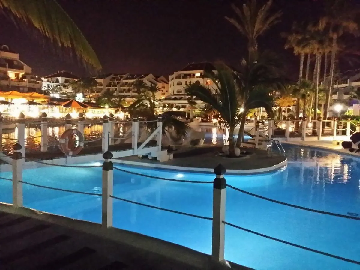 ארונה Two Bedroom Beachfront Apartment No 3 With Sea-View, Heated Pool, Close To The Sea