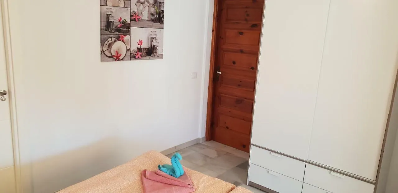 ארונה Two Bedroom Beachfront Apartment No 3 With Sea-View, Heated Pool, Close To The Sea