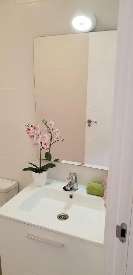 ארונה Two Bedroom Beachfront Apartment No 3 With Sea-View, Heated Pool, Close To The Sea