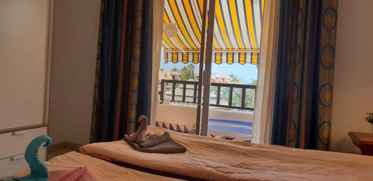ארונה Two Bedroom Beachfront Apartment No 3 With Sea-View, Heated Pool, Close To The Sea